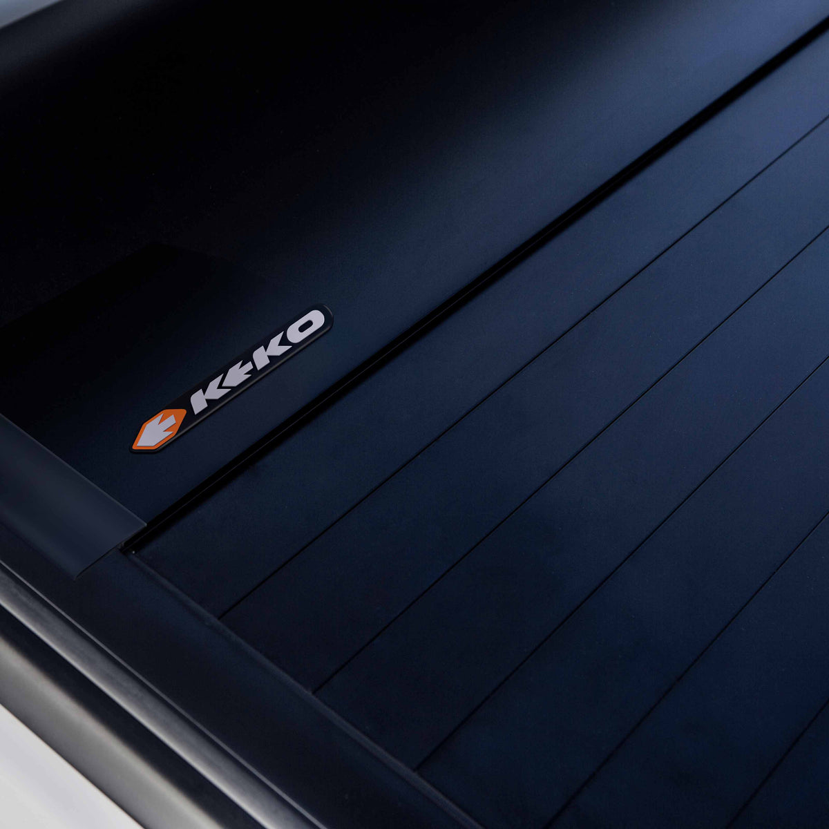 Tapa retráctil manual KEKO: acabado de aluminio negro y detalle del producto