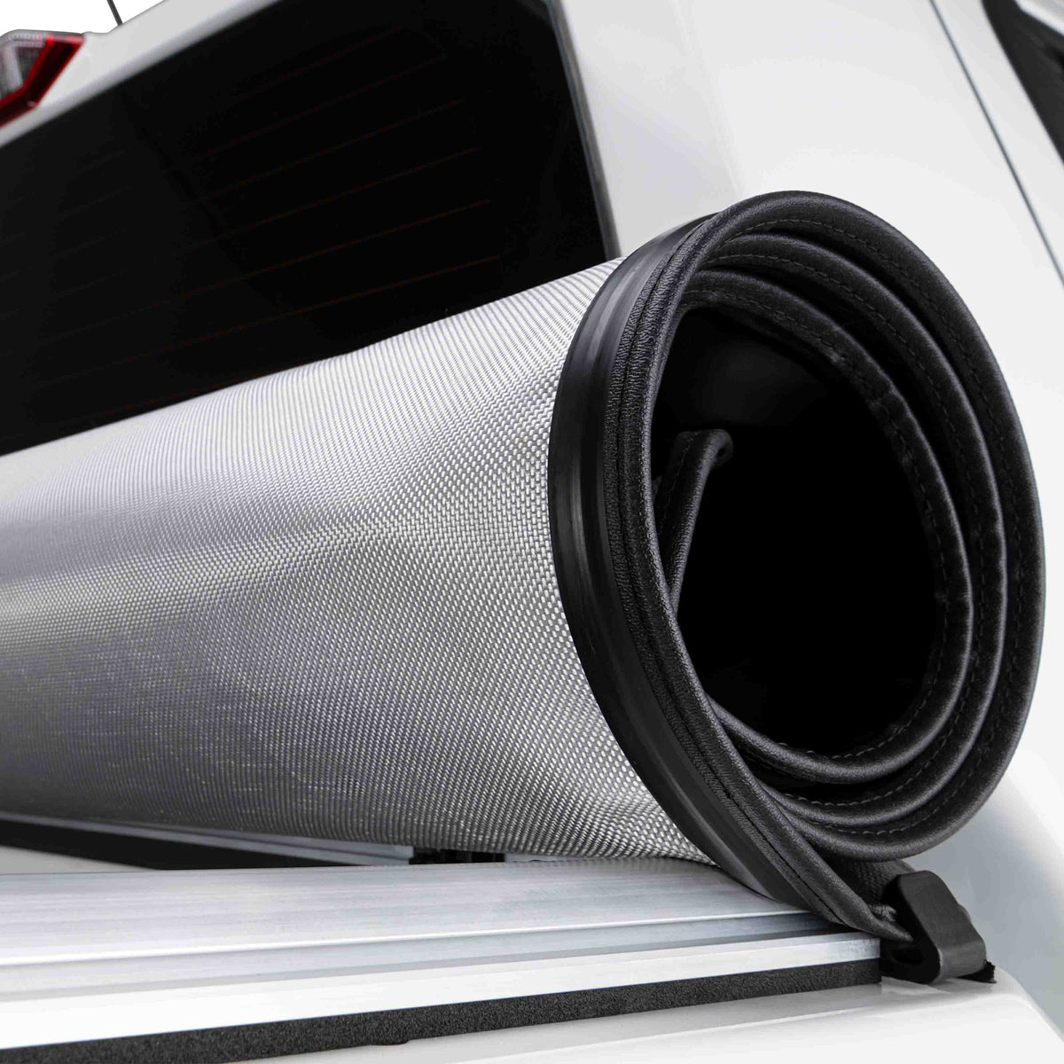 Detalle de la lona enrollada y el perfil de aluminio de la capota Keko GRX K0310; fotografía del fabricante.